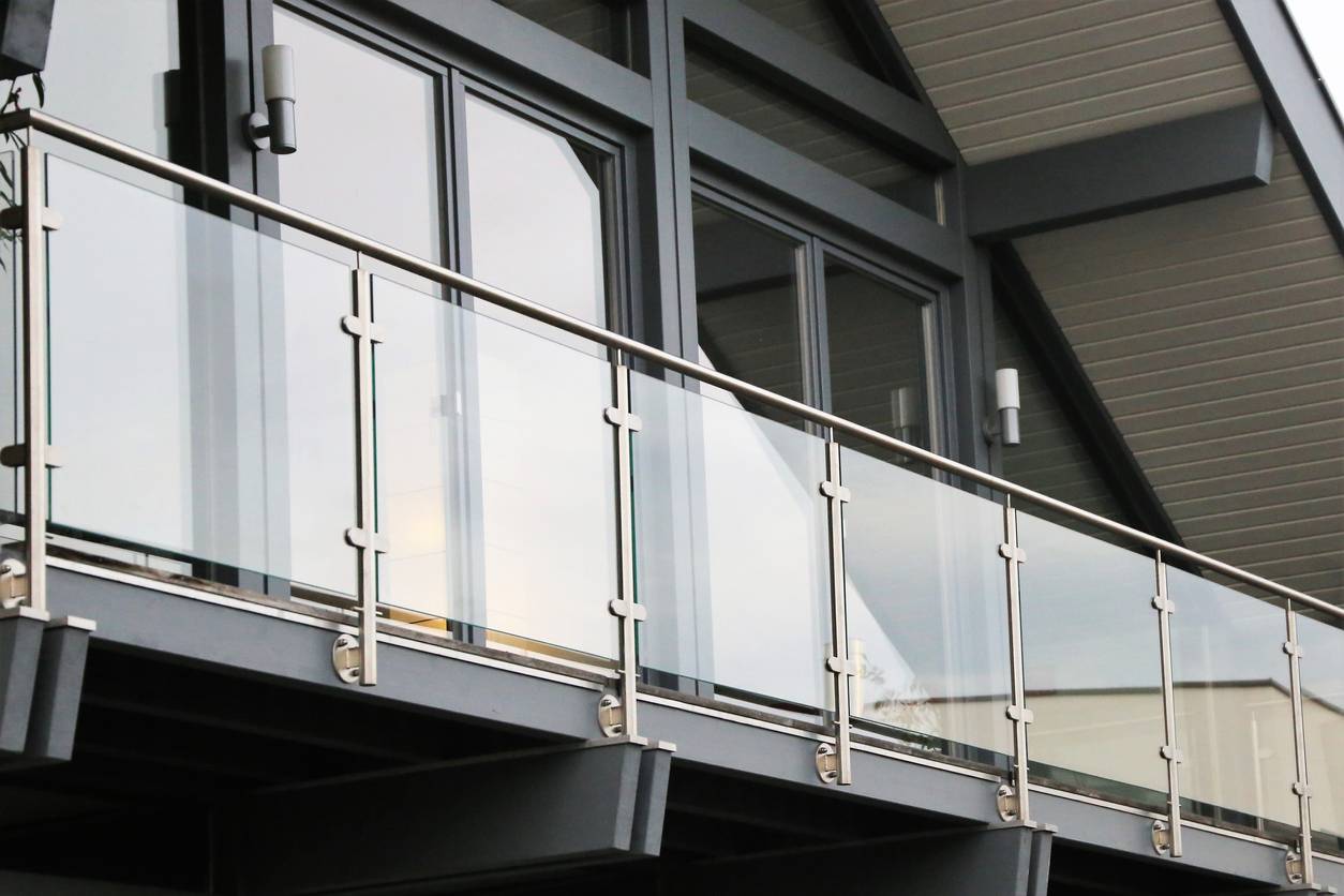 Garde-corps en verre sur balcon