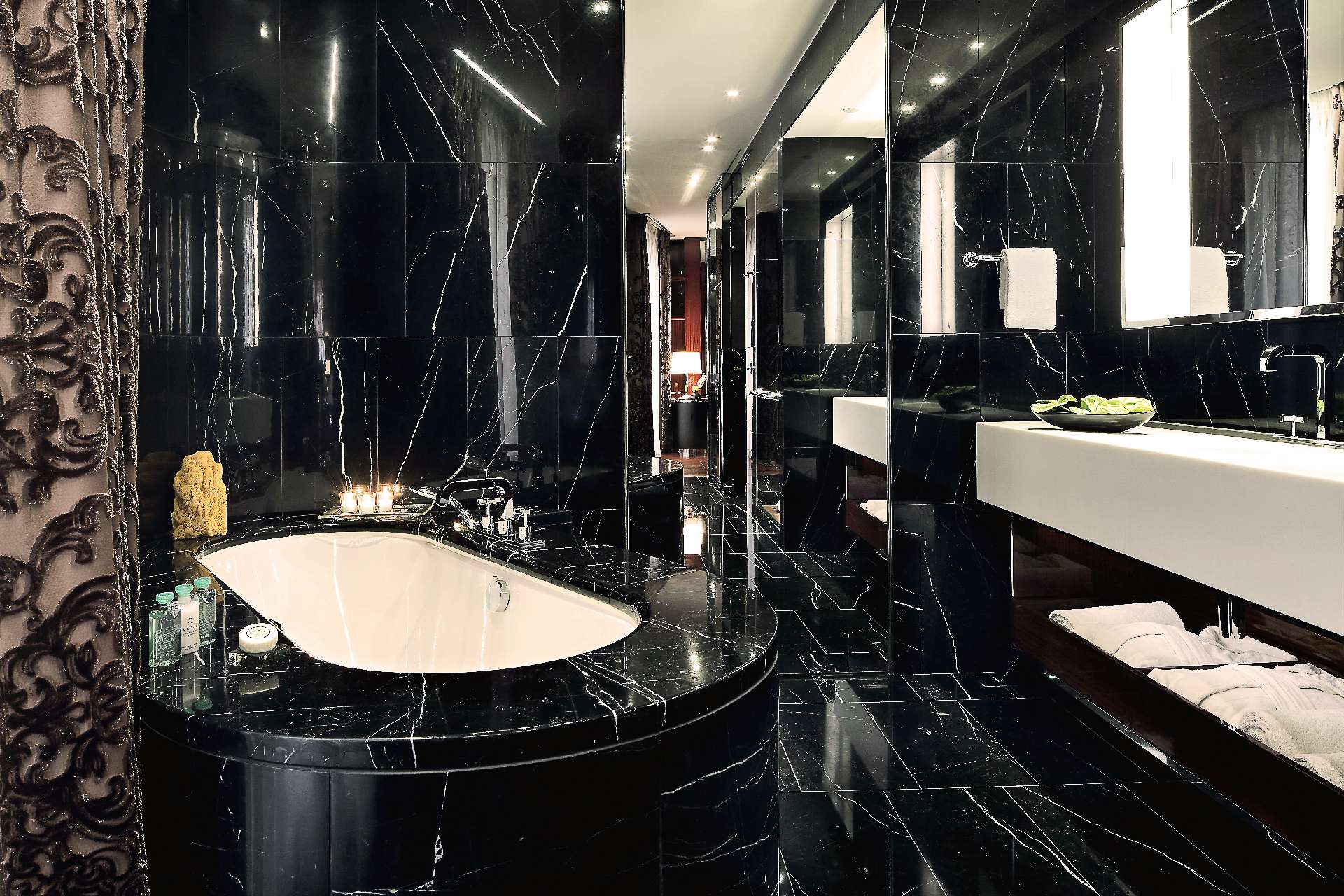 salle de bain marbre noir