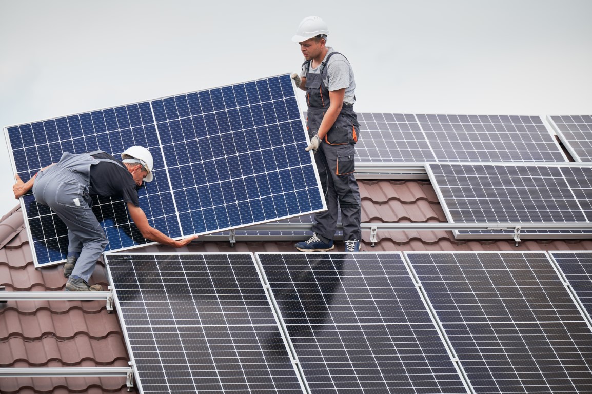 fixation et installation de panneaux solaires sur un toit