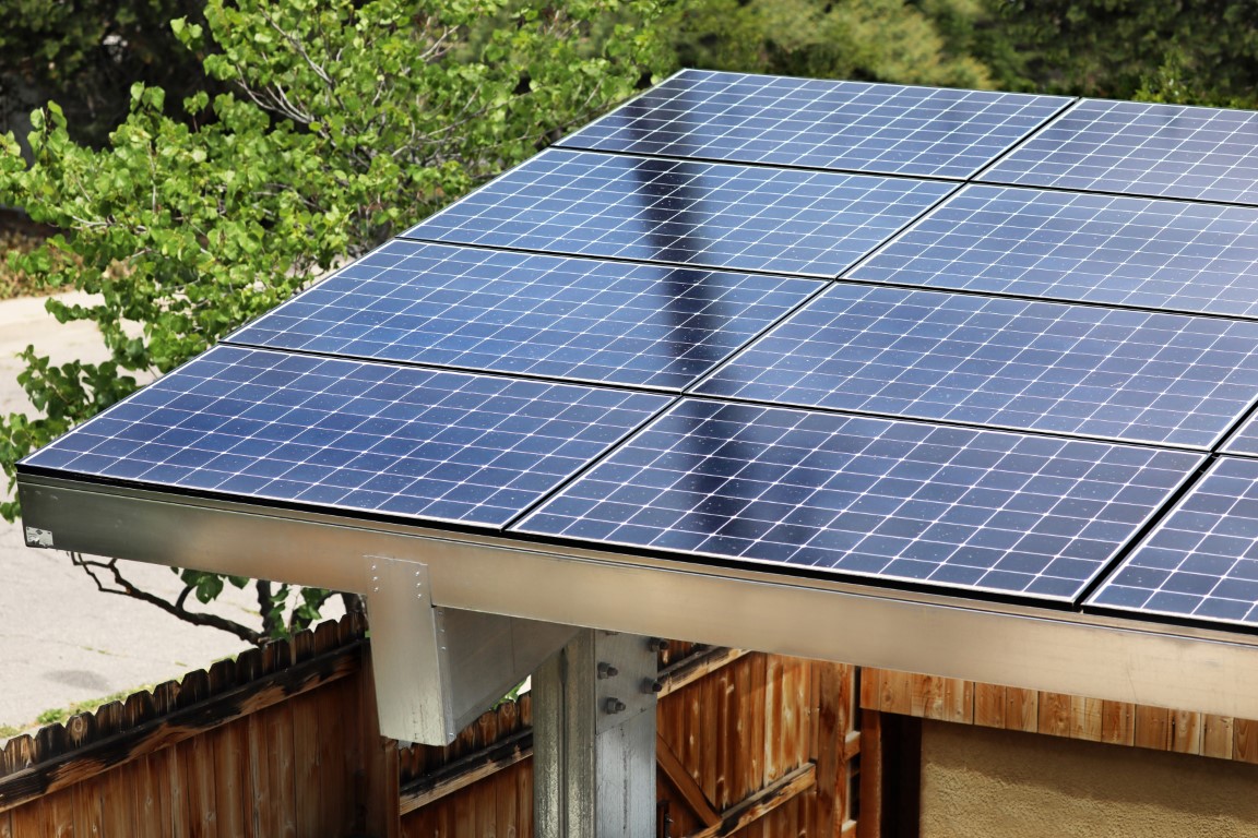 panneaux photovoltaïque sur un carport