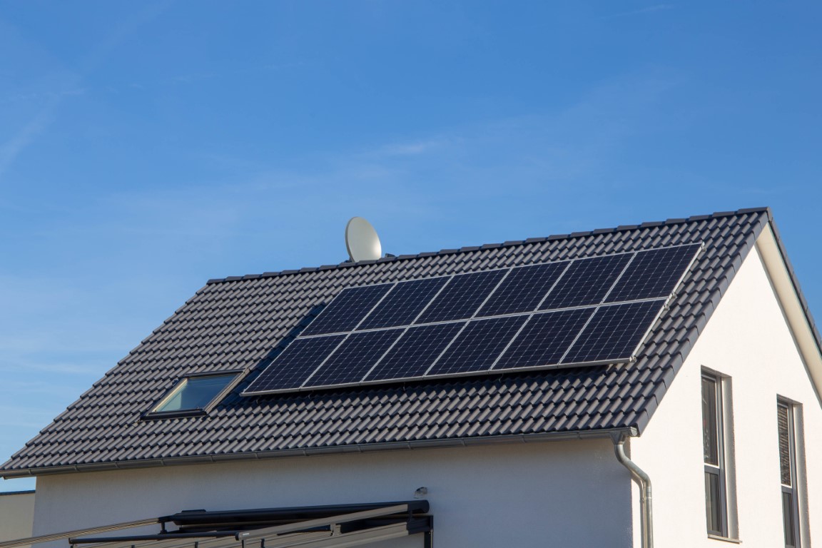 panneaux solaires sur toit