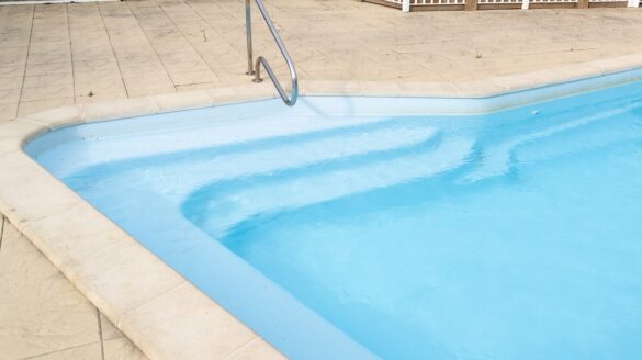 Choisir la forme de son escalier de piscine sur liner